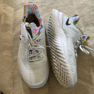 NIKE. Women’s tennis shoe.